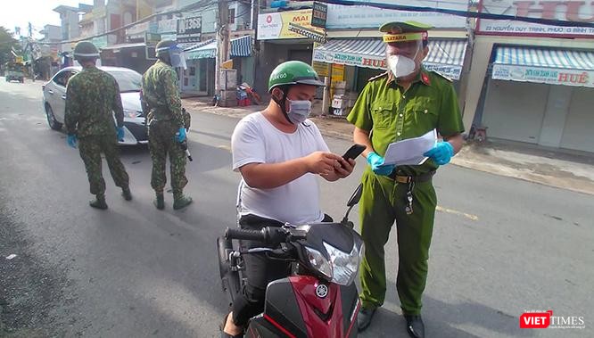 Hồi cuối tháng 8 đầu tháng 9/2021, lực lượng quân đội và công an cùng phối hợp kiểm soát người đi đường trong giai đoạn giãn cách xã hội cao điểm Hồi cuối tháng 8 đầu tháng 9/2021, lực lượng quân đội và công an cùng phối hợp kiểm soát người đi đường trong giai đoạn giãn cách xã hội cao điểm