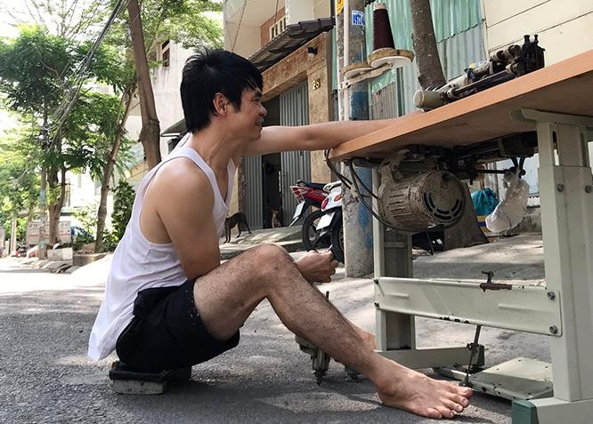 Đến nay, anh Phạm Văn Dũng vẫn miệt mài với nghề "đường kim, mũi chỉ" mà mình lựa chọn. Ảnh NVCC. Đến nay, anh Phạm Văn Dũng vẫn miệt mài với nghề "đường kim, mũi chỉ" mà mình lựa chọn. Ảnh NVCC.