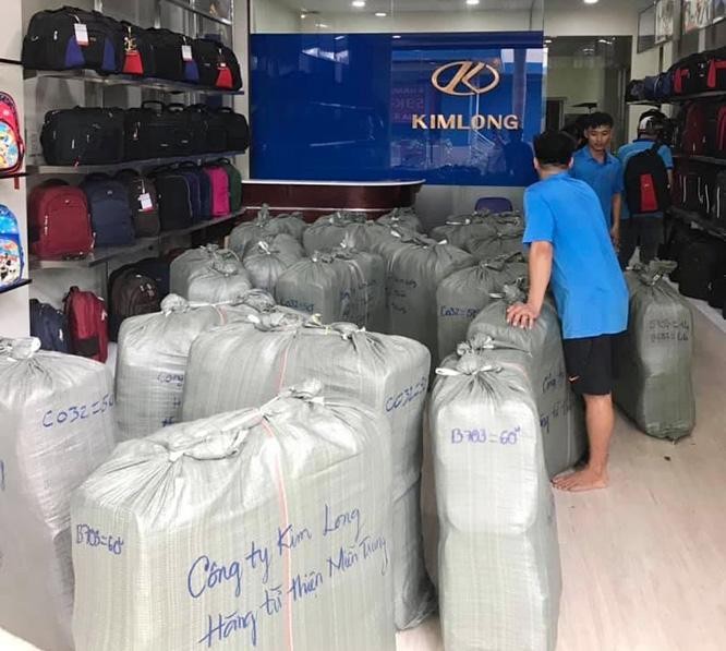 Trong năm 2020, đã có nhiều chuyến hàng với hơn 4.000 cặp học sinh mang thương hiệu Kim Long của doanh nhân Phạm Văn Dũng ngược đường quốc lộ ra miền Trung. Ảnh NVCC. Trong năm 2020, đã có nhiều chuyến hàng với hơn 4.000 cặp học sinh mang thương hiệu Kim Long của doanh nhân Phạm Văn Dũng ngược đường quốc lộ ra miền Trung. Ảnh NVCC.