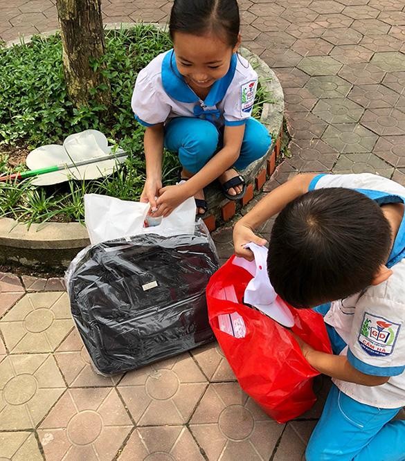 Những đứa trẻ vùng lũ lụt miền Trung thích thú với món quà mới để sớm đến trường sau khi lũ rút năm 2020. Ảnh NVCC. Những đứa trẻ vùng lũ lụt miền Trung thích thú với món quà mới để sớm đến trường sau khi lũ rút năm 2020. Ảnh NVCC.