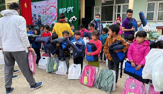 Những chiếc cặp của anh Phạm Văn Dũng đã vượt hàng ngàn kilomet để tới với trẻ em vùng cao ở huyện biên giới Đồng Văn (tỉnh Hà Giang) năm 2020. Ảnh NVCC. Những chiếc cặp của anh Phạm Văn Dũng đã vượt hàng ngàn kilomet để tới với trẻ em vùng cao ở huyện biên giới Đồng Văn (tỉnh Hà Giang) năm 2020. Ảnh NVCC.