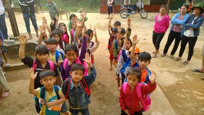 Trẻ em ở huyện miền núi Phước Sơn (tỉnh Quảng Nam) háo hức nhận quà đi học từ công ty của anh Phạm Văn Dũng trao tặng, sau trận lũ kinh hoàng năm 2020. Ảnh NVCC. Trẻ em ở huyện miền núi Phước Sơn (tỉnh Quảng Nam) háo hức nhận quà đi học từ công ty của anh Phạm Văn Dũng trao tặng, sau trận lũ kinh hoàng năm 2020. Ảnh NVCC.