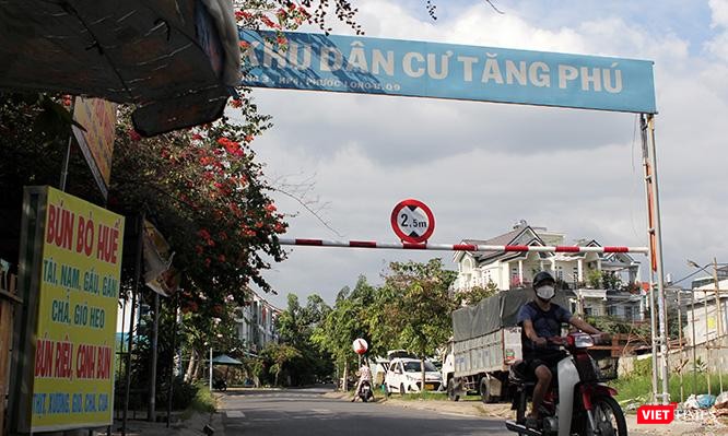 Một lối vào khu vực dự án rộng 36.676,10 m2 vốn thuộc Tổng công ty Nông nghiệp Sài Gòn dùng để chăn nuôi heo nay đã được bán đứt cho tư nhân, bị cáo buộc gây thiệt hại 672.140.972.741 đồng.