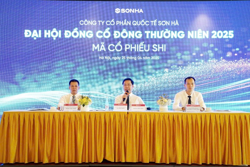 Đoàn chủ tịch điều hành đại hội. Ảnh: NM SHI