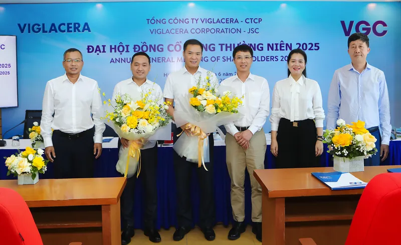 Ông Trần Mạnh Hữu (thứ ba từ trái sang) được bầu giữ chức Chủ tịch HĐQT. Ảnh: Viglacera anh-man-hinh-2025-06-10-luc-163844-1749548426782920086219.png
