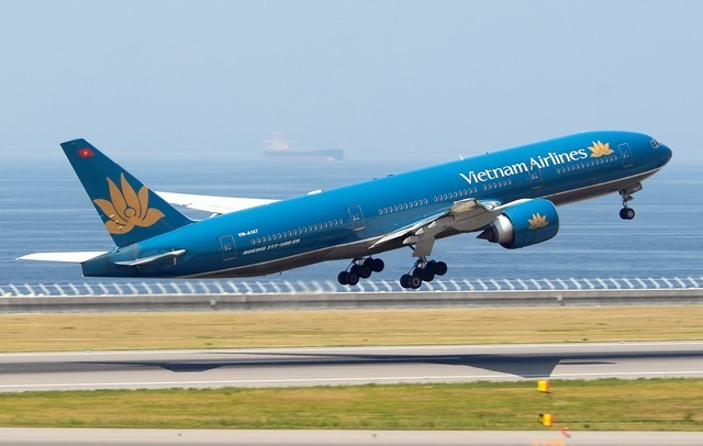 Một chiếc Airbus A321 của Hãng hàng không Vietnam Airlines (VNA) từ TP.HCM đi Huế đã suýt đụng một trực thăng quân sự tại Tân Sơn Nhất ngày 29-10-2014.