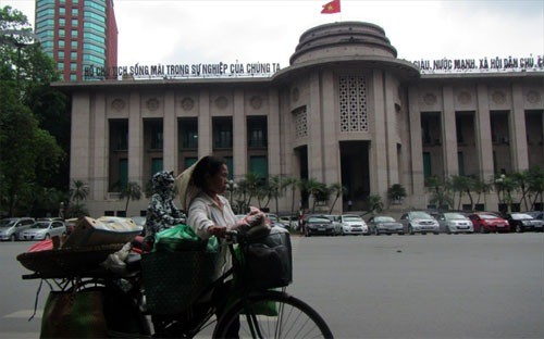 Bên ngoài trụ sở Ngân hàng Nhà nước.