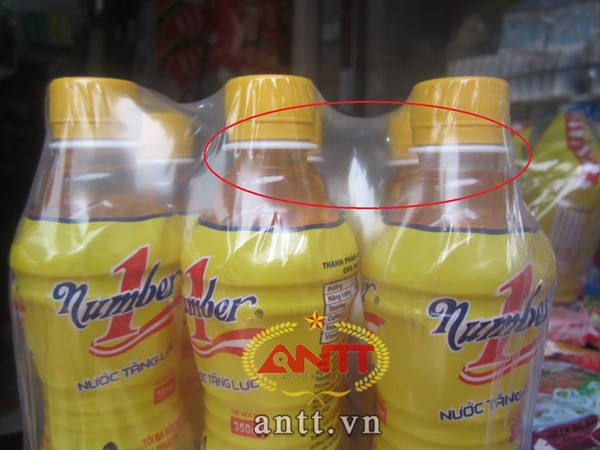 Rõ ràng  chai có đánh dấu có mực nước ít hơn hẳn cái chai còn lại. Tại đại lý Phương Linh thì lốc Number One nào cũng có 1 chai có mực nước ít hơn.