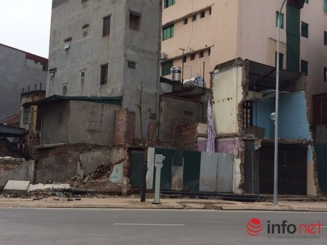 Nhiều nhà siêu mỏng được làm cửa xếp khóa kín.