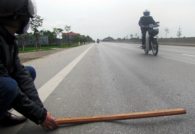 Vết lún trên đoạn quốc lộ 1 qua Hà Tĩnh, một bên hõm xuống và gờ lên sống trâu 