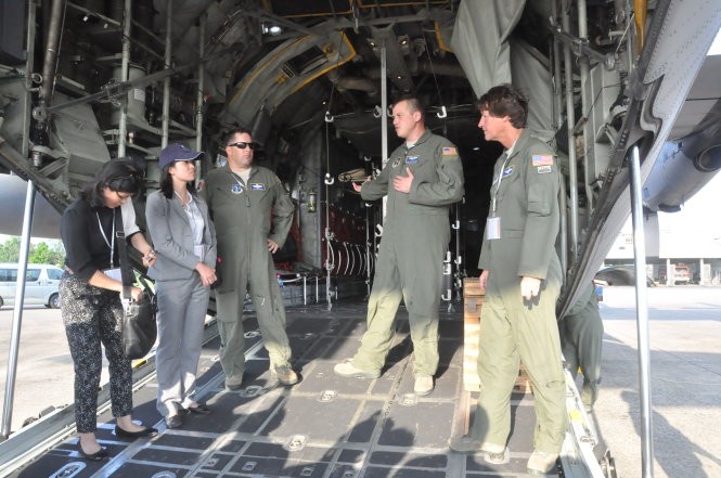 Các thành viên trong đội bay C-130 Hercules giới thiệu sơ quan về máy bay vận tải số 1 của không lực Hoa Kỳ