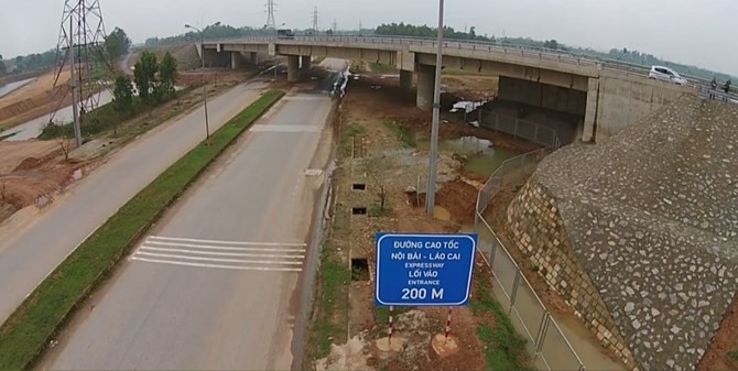 Lãnh đạo Bộ GTVT cho rằng POSCO là một trong các nhà thầu quốc tế yếu kém nhất của dự án.