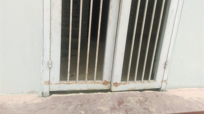 Cửa sắt hoen gỉ, u ám 