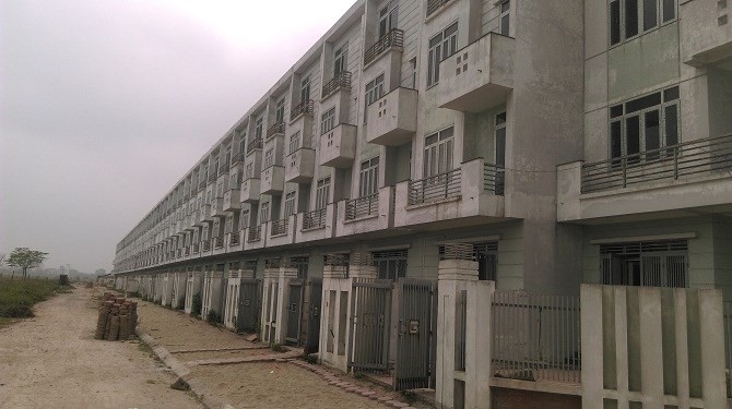 Hàng trăm nhà liền kề mặc dù đã hoàn thiện nhưng vẫn bỏ hoang, âm u không có người ở.  