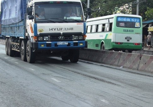 Đường 10 ngàn tỷ “lượn sóng”, ùn tắc giao thông còn dài ảnh 4 Đường 10 ngàn tỷ “lượn sóng”, ùn tắc giao thông còn dài ảnh 4
