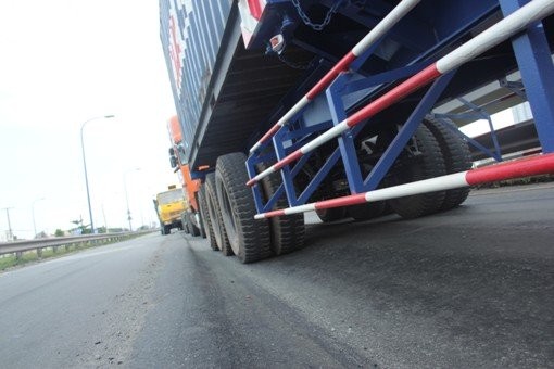 Đường 10 ngàn tỷ “lượn sóng”, ùn tắc giao thông còn dài ảnh 5 Đường 10 ngàn tỷ “lượn sóng”, ùn tắc giao thông còn dài ảnh 5