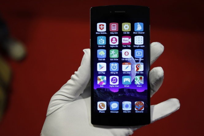 Giao diện "hệ điều hành BOS" của BPhone có sự hiện diện các ứng dụng và dịch vụ Google - Ảnh: Nguyễn Khánh Giao diện "hệ điều hành BOS" của BPhone có sự hiện diện các ứng dụng và dịch vụ Google - Ảnh: Nguyễn Khánh
