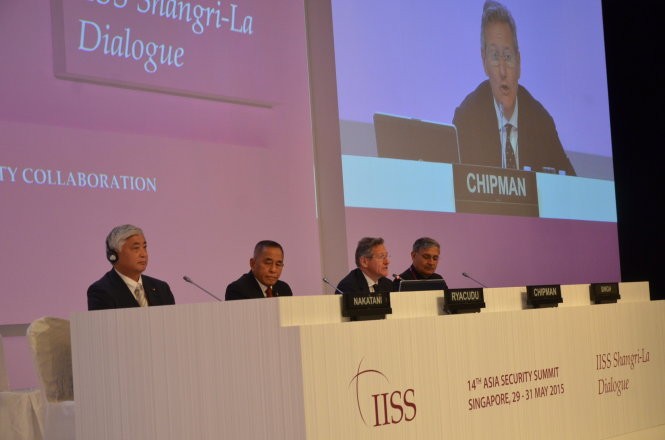 Từ trái qua, Bộ trưởng Quốc phòng Nhật Nakatani, Bộ trưởng Quốc phòng Indonesia Ryacudu, Tiến sĩ John Chipman (IISS), Bộ trưởng Quốc phòng Ấn Độ Singh sẽ trình bày về"Các hình thức của hợp tác an ninh ở Châu Á" tại phiên họp toàn thể thứ 2 ở Đối thoại Shangri-La ngày 30-5 -Ảnh: Quỳnh Trung Từ trái qua, Bộ trưởng Quốc phòng Nhật Nakatani, Bộ trưởng Quốc phòng Indonesia Ryacudu, Tiến sĩ John Chipman (IISS), Bộ trưởng Quốc phòng Ấn Độ Singh sẽ trình bày về"Các hình thức của hợp tác an ninh ở Châu Á" tại phiên họp toàn thể thứ 2 ở Đối thoại Shangri-La ngày 30-5 -Ảnh: Quỳnh Trung