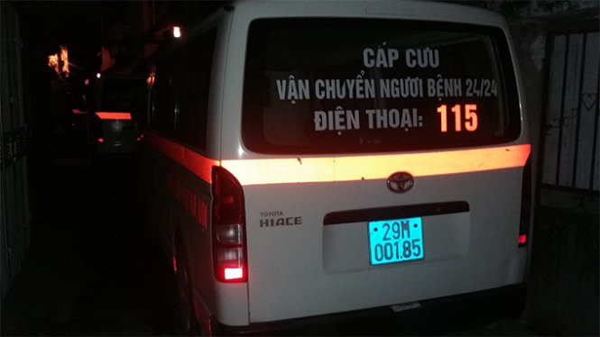 Xe cứu thương đến hiệnt rường - Ảnh: Quang Thế Xe cứu thương đến hiệnt rường - Ảnh: Quang Thế