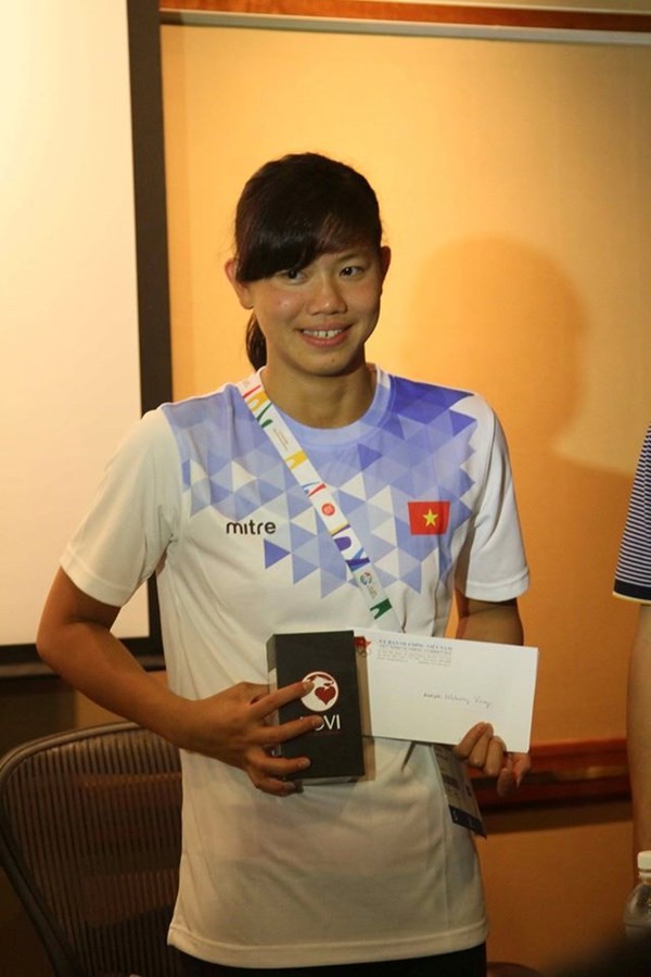 Nữ kình ngư Ánh Viên nhận cả… bao tải tiền thưởng ảnh 2 Nữ kình ngư Ánh Viên nhận cả… bao tải tiền thưởng ảnh 2