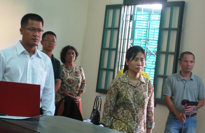 Bà Lê Xuân Hoa, đại diện nguyên đơn, và bị đơn nghe tuyên án tại tòa sáng 17-6 - Ảnh: T.L.