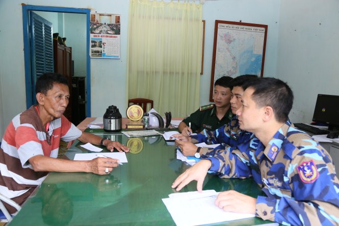 Lực lượng chức năng BTL Vùng CSB 4 đang khai thác lấy lời khai các đối tượng Lực lượng chức năng BTL Vùng CSB 4 đang khai thác lấy lời khai các đối tượng