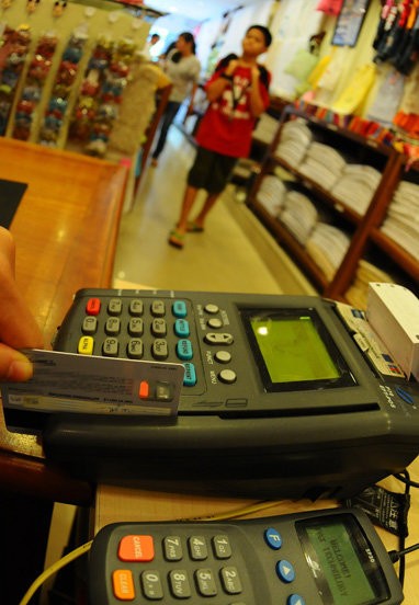 Chủ thẻ phải thường xuyên theo dõi những thông báo về giao dịch do ngân hàng gửi qua email hoặc tin nhắn để kiểm soát giao dịch Chủ thẻ phải thường xuyên theo dõi những thông báo về giao dịch do ngân hàng gửi qua email hoặc tin nhắn để kiểm soát giao dịch