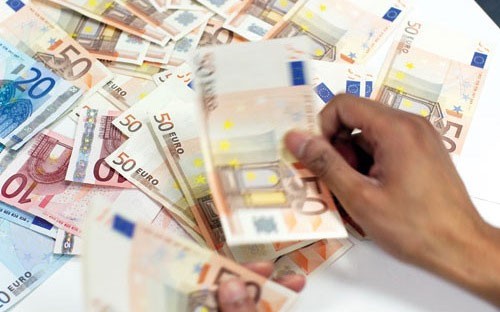 Những ai nắm giữ Euro đã cảm nhận được thiệt hại từ khủng hoảng nợ Hy Lạp bên trời Tây.