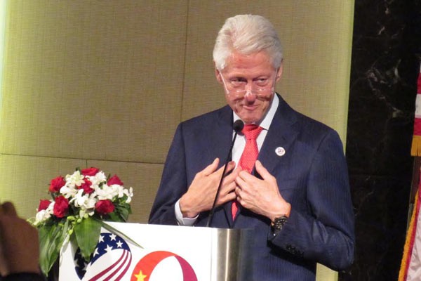 Ông Clinton: 20 năm trước, người ta nghĩ chúng tôi điên ảnh 4 Ông Clinton: 20 năm trước, người ta nghĩ chúng tôi điên ảnh 4
