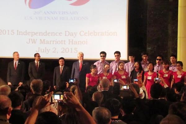 Ông Clinton: 20 năm trước, người ta nghĩ chúng tôi điên ảnh 2 Ông Clinton: 20 năm trước, người ta nghĩ chúng tôi điên ảnh 2