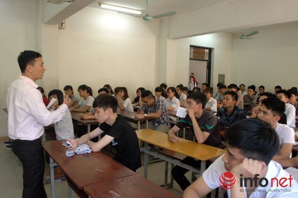 Các giám thị nhắc nhở thí sinh sự thi. Các giám thị nhắc nhở thí sinh sự thi.