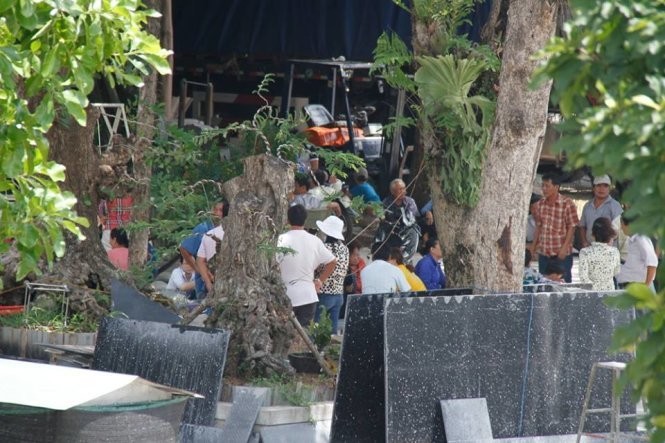 Người nhà nạn nhân tập trung trong khu vực xảy ra án mạng - Ảnh: Xuân An Người nhà nạn nhân tập trung trong khu vực xảy ra án mạng - Ảnh: Xuân An