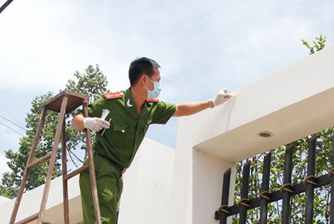 Cơ quan điều tra lấy dấu vết tại hiện trường - Ảnh: X.A. Cơ quan điều tra lấy dấu vết tại hiện trường - Ảnh: X.A.