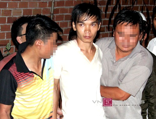 Vũ Văn Tiến, người được cho là nghi can vụ thảm sát được nhà chức trách dẫn đi. Ảnh:Duy Thắng.