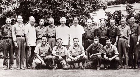 Tổng Bí thư Lê Duẩn (đứng thứ 6 từ phải sang) và đồng chí Lê Đức Anh (đứng ngoài cùng bên phải) cùng các đồng chí lãnh đạo cao cấp tại Hội nghị tổng kết Chiến dịch Hồ Chí Minh, giải phóng hoàn toàn miền Nam - thống nhất đất nước (Đà Lạt 1975). Ảnh tư liệu.