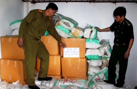 Bộ đội Biên phòng Hà Tĩnh và Công an tỉnh Bô Ly Khăm Xay (Lào) kiểm tra số lượng ma túy. Bộ đội Biên phòng Hà Tĩnh và Công an tỉnh Bô Ly Khăm Xay (Lào) kiểm tra số lượng ma túy.