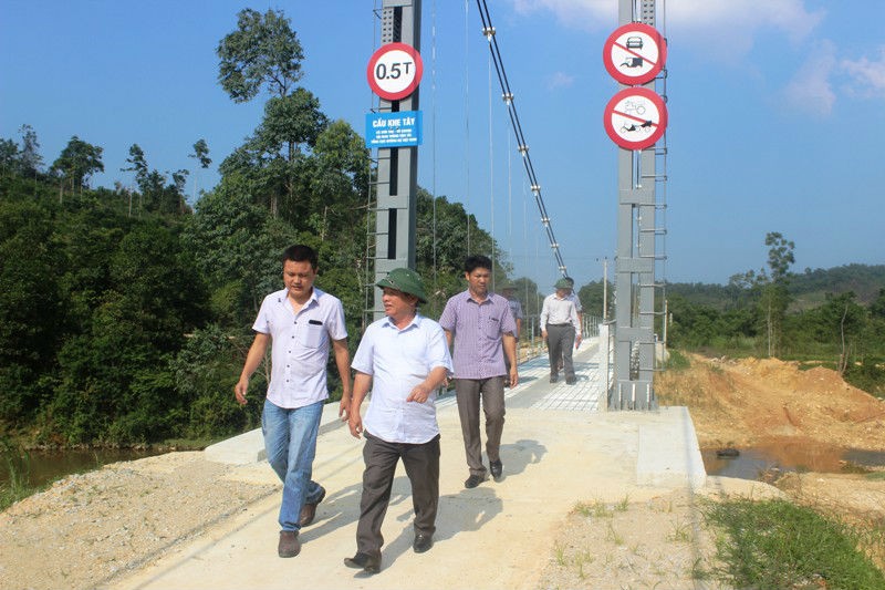 Đoàn của Sở GTVT Hà Tĩnh tới kiểm tra "hiện trường" việc cầu treo phục vụ bao nhiêu hộ dân.