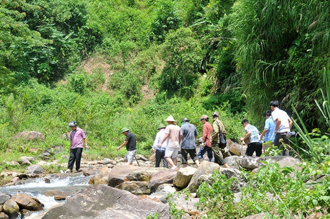 Thiếu tướng Hồ Sĩ Tiến (áo đen), Cục trưởng Cục Cảnh sát điều tra tội phạm về trật tự xã hội (C45) dẫn đoàn trực tiếp truy tìm nghi phạn - Ảnh: Giang Trường