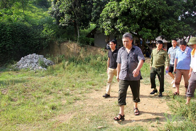 Thiếu tướng Đặng Trần Chiêu - Giám đốc Công an tỉnh Yên Bái trực tiếp vào khu vực lán nhà nạn nhân -Ảnh: Giang Trường Thiếu tướng Đặng Trần Chiêu - Giám đốc Công an tỉnh Yên Bái trực tiếp vào khu vực lán nhà nạn nhân -Ảnh: Giang Trường