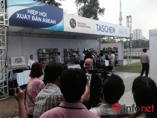 Tưng bừng khai mạc Triển lãm, Hội chợ Sách quốc tế - Việt Nam 2015 ảnh 3 Tưng bừng khai mạc Triển lãm, Hội chợ Sách quốc tế - Việt Nam 2015 ảnh 3