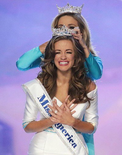 Betty Cantrell trong giây phút đăng quang.