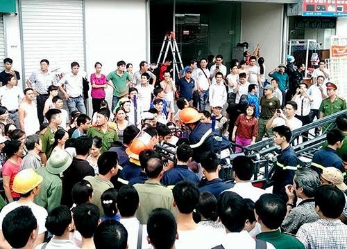 Xe thang giải cứu nạn nhân. Ảnh: Phương Sơn. Xe thang giải cứu nạn nhân. Ảnh: Phương Sơn.