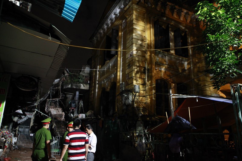 35 nhân viên thoát chết kỳ diệu trong vụ sập nhà cổ 107 phố Trần Hưng Đạo ảnh 4