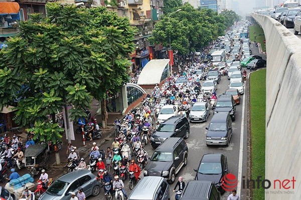 Hà Nội: Nhiều tuyến đường tê liệt suốt sáng vì ùn tắc ảnh 1