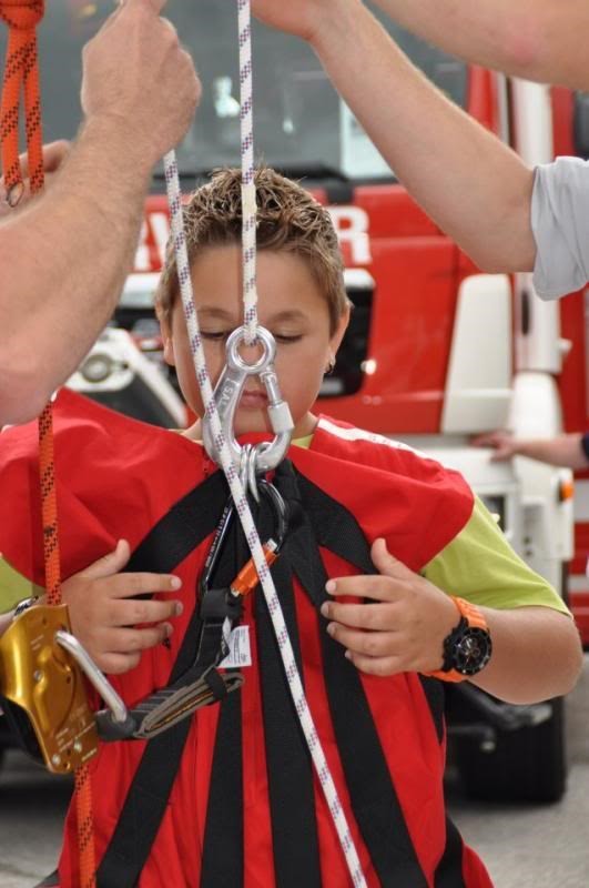 Lo cháy chung cư: Ồ ạt mua áo thoát hiểm, mặt nạ cản khói ảnh 2 Lo cháy chung cư: Ồ ạt mua áo thoát hiểm, mặt nạ cản khói ảnh 2