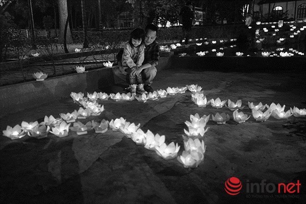Người dân thả hoa đăng tri ân Đại tướng Võ Nguyên Giáp ảnh 2