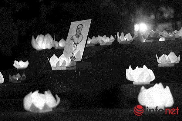 Người dân thả hoa đăng tri ân Đại tướng Võ Nguyên Giáp ảnh 3