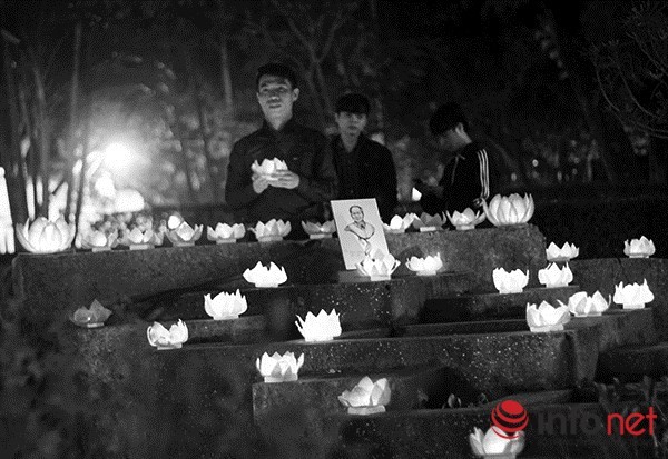 Người dân thả hoa đăng tri ân Đại tướng Võ Nguyên Giáp ảnh 4