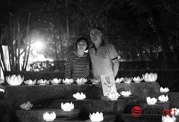 Người dân thả hoa đăng tri ân Đại tướng Võ Nguyên Giáp ảnh 5