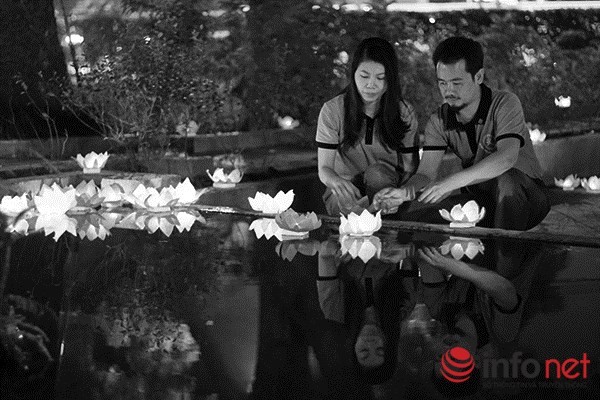 Người dân thả hoa đăng tri ân Đại tướng Võ Nguyên Giáp ảnh 7